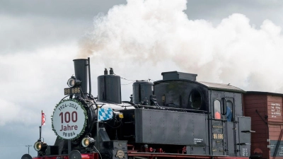 Die Lokalbahnlokomotive fährt von Mellrichstadt nach Fladungen. (Foto: Daniel Vogl/dpa)