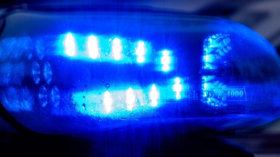 Blaulicht leuchtet auf einem Fahrzeug der Polizei. (Foto: Klaus-Dietmar Gabbert/dpa)