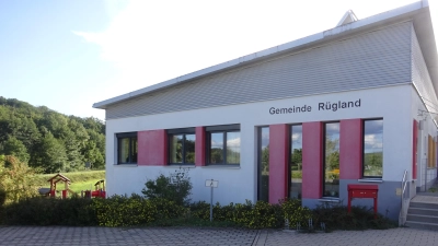 Platzmangel herrscht in dem Gebäude am Hirtenweg, in dem der Kindergarten und die Verwaltung Rüglands untergebracht sind. (Foto: Florian Pöhlmann)