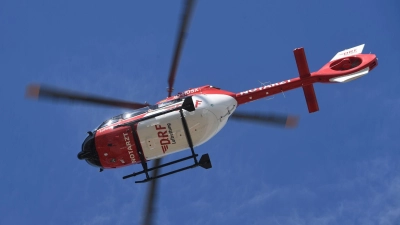 Ein Rettungshubschrauber fliegt am Himmel. (Foto: Stefan Sauer/dpa-Zentralbild/ZB/Symbolbild)