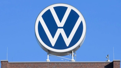 Das VW-Logo steht auf dem Markenhochhaus im Wolfsburger Stammwerk. (Foto: Julian Stratenschulte/dpa)