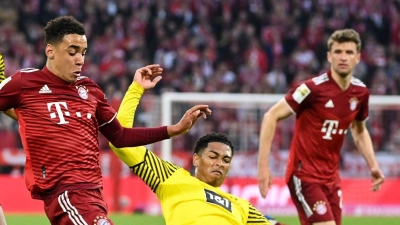 Münchens Jamal Musiala (2.v.l) und Dortmunds Jude Bellingham (2.v.r)kämpfen um den Ball. (Foto: Matthias Balk/dpa)