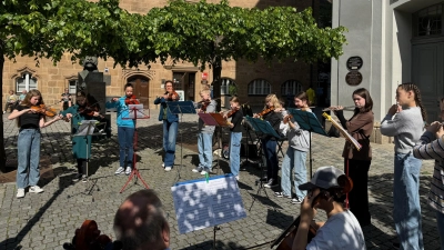 Ein Frühlingskonzert bei bestem Wetter: Die jungen Musikerinnen und Musiker spielten, unterstützt von ihren Lehrkräften, auf dem Johann-Sebastian-Bach-Platz und an weiteren Stationen. (Foto: Lara Hausleitner)