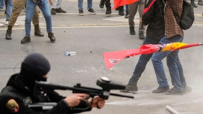 Türkische Polizisten gehen gegen Demonstranten vor, als diese versuchen, den Taksim-Platz für eine nicht genehmigte Maikundgebung zu erreichen. (Foto: Emrah Gurel/AP/dpa)
