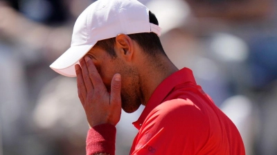 Novak Djokovic schied in Rom nach einer schwachen Leistung überraschend aus. (Foto: Alessandra Tarantino/AP/dpa)