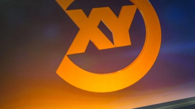 Eine Projektion des Logos der Sendung „Aktenzeichen XY... ungelöst“. (Foto: Matthias Balk/dpa)