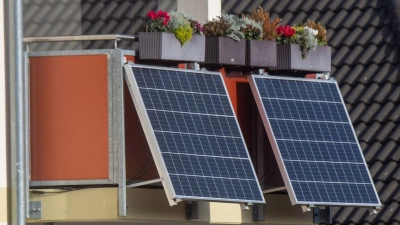 Solarmodule für ein sogenanntes Balkonkraftwerk hängen an einem Balkon. Mancherorts können Anträge auf Förderung von sogenannten steckerfertigen Balkon-Fotovoltaik-Anlagen gestellt werden. (Foto: Stefan Sauer/dpa)