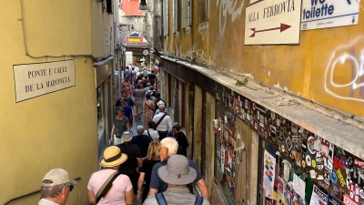 Besucher drängen sich in der „Calle de la Madoneta”, eine der engen Gassen Venedigs. (Foto: Christoph Sator/dpa)
