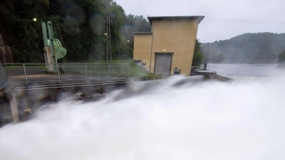 Wasser schießt aus dem Auslass eines Wasserkraftwerks. (Foto: Lino Mirgeler/dpa)