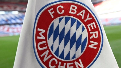 Eine Eckfahne mit dem Logo des FC Bayern steht vor dem Spiel im Stadion. (Foto: Sven Hoppe/dpa/Symbolbild)